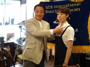 會長李忠儒為新會員別上會章
