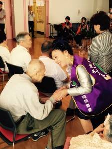 會長謝美香與長輩互動