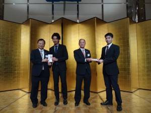 名譽會長王哲男(左)、蔡伸雄(右2)頒發獎學金給近大台灣留學生