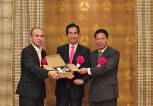 台灣觀光協會東京事務所所長江明清(右)贈送紀念品給眾議員山本幸三(中)(圖左為駐日副代表余吉政)