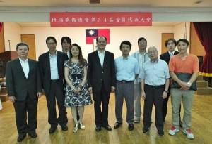左起為：副會長許耀庚、莫佐強、羅家瑋、洪益芬、駐處處長粘信士、新任會長羅鴻健、副會長林隆裕、選舉管理委員長張師振和副會長張儀等人