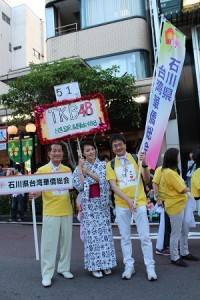 石川縣台灣華僑總會會長陳文筆（右）率領成員參加當地祭典活動，與日本民眾交流