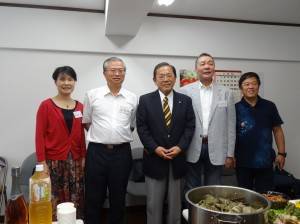 駐大阪辦事處處長蔡明耀伉儷(左1.2)與京都市日台親善議員聯盟會長小林正明(中)、京都華僑總會名譽會長張茂勳(右2)、新會長魏禧之(右1)