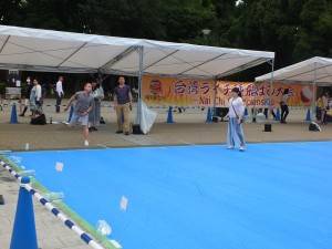 「台湾ライチの種飛ばし大会」の様子