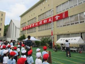 運動會開始前，先舉行升旗典禮
