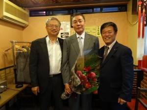 駐大阪辦事處處長蔡明耀(左)與新會長魏禧之(右)、前會長張茂勳(中)