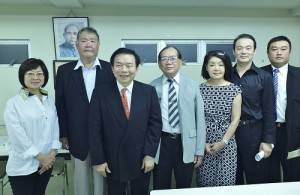 左起為：副會長張春美、僑務組長王東生、新任會長蘇成宗、選考委員長莊海樹和副會長曾鳳蘭、張君成及彭勻孝