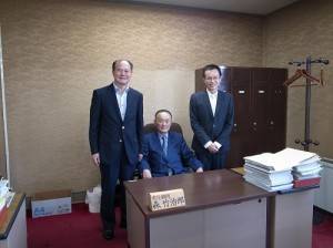 左起為：駐處處長粘信士、靜岡縣日華友好議員聯盟會長森竹治郎和台灣貿易中心東京事務所所長吳俊澤