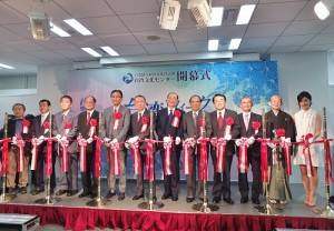 開幕剪綵儀式上嘉賓桂冠雲集，包括攝影家張照堂（左１）、駐日代表沈斯淳（左４）日華議員懇談會會長及幹事長平沼赳夫（左６）和古屋圭司（左５），與文化部長洪孟啟（右６）、交流協會會長大橋光夫（右５）和亞東關係協會會長李嘉進（右４）等人