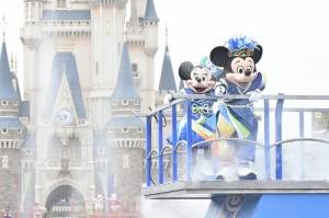 東京迪士尼樂園即日起至８月３１日推出夏日祭典活動「雅涼群舞」，可以和米奇米妮同樂