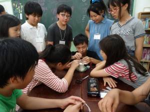 小老師示範迴力車製作方式