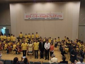 駐處處長粘信士伉儷（左２、４）和宜蘭青少年國樂團成員合影