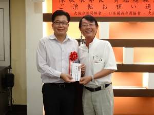 關西台商會會長王明裕贈紀念品 感謝法務組課長李永生任職期間為僑胞僑團服務