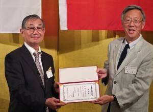 懇親餐會上，會長毛友次（左）特別頒發感謝狀給第３５屆兼任副會長（右為神戶華僑總會會長陸超）