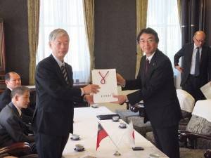 中華經濟研究院董事長梁啟源（左）與神奈川縣副知事黑川雅夫互贈紀念品