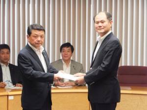 日華親善議員聯盟會長松田良昭（左）轉致八仙塵爆慰問信給駐處處長