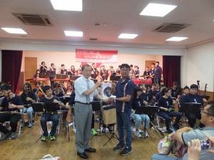 橫濱中華學院校長馮彥國（左）與到訪樂團團長林仁傑互贈紀念品