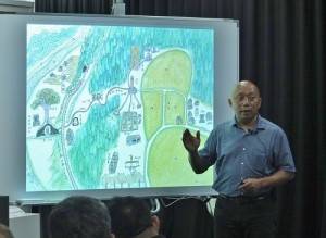 台灣藝術家林舜龍介紹自己在越後妻有大地藝術祭中的創作作品「跨越國境‧村」