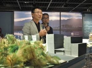 台灣建築師黃聲遠(左)在日展出他和「田中央工作群」在扎根宜蘭的建設(右為中原大學建築系副教授黃俊銘協助擔任翻譯)