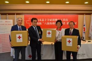 左起為，日本紅十字社醫療中心國際醫療救援部長槙島敏治、總會國際部國際救援課長佐藤展章代表捐贈人工真皮，由台灣的紅十字會會長王清峰和副會長葉金川代表接受