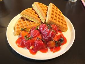 「ストローベリーアイスクリームワッフル」