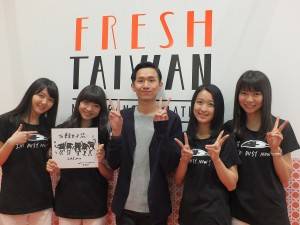 デザイナーのCherng（中央）からは東京女子流に色紙がプレゼントされた。