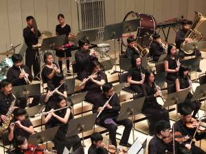 大豊小学校オーケストラとCYCNYは合同で演奏