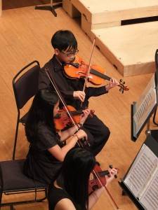 大豊小学校オーケストラの学生の表情は真剣そのもの