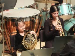 大豊小学校オーケストラとCYCNYは合同で演奏