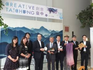 台中から台中文化局の王志誠局長()、台湾天染工坊芸術総監の陳景林氏が来日したほか、同展示会に協力した一級建築士事務所アーキコンプレックスの廣瀬大祐代表、台湾文化センターの朱文清センター長らが出席した。