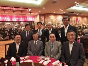 與會賓客包括駐日副代表陳調和（前左２）、神奈川縣日華親善協會名譽會長田中和德（前右２）、會長松本純（前右１）和京都華僑總會會長魏禧之（後排左１）等人皆與會祝賀
