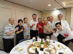 大阪中華總會理監事爭相與僑務組長陳敏永 (左4)法務組課長李永生(右1)合影留念