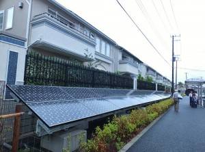 智慧城圍牆外設置太陽能面板，遇緊急災害時，可供電給附近居民