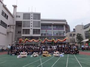 橫濱中華學院師生與到訪樂團成員合影