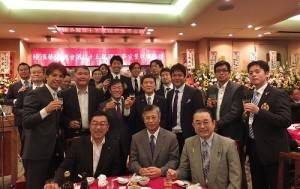 青年部的成員和與會賓客合影