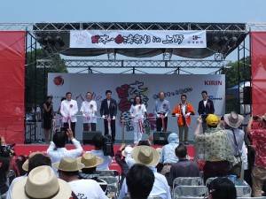 活動主辦單位台灣新聞社社長錢妙玲（左４）和貴賓登台剪綵，為活動揭開序幕