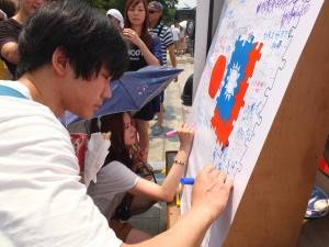 台湾を好きな理由を書き込む来場者