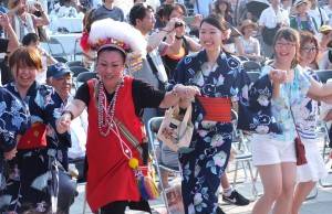 原住民の衣装を着た台湾人と日本の浴衣を着た日本人が一緒に踊る姿に感動