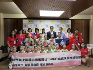 新竹縣十興國小啦啦舞社共１８位學員應邀到高知縣參加夜來祭演出，並拜會高知縣知事尾﨑正直（後排右４）