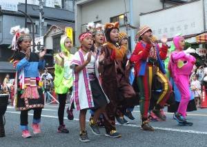「興中小学校」の原住民の生徒らが八王子祭りで公演