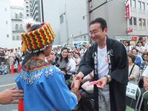 生徒らから石森市長に記念品も贈られた