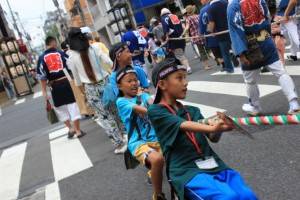 山車引き体験(提供:八王子市市民活動推進部多文化共生推進課)