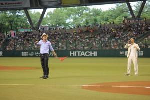 KANOの主題歌「風になって～勇者的浪漫～」を歌うRakeさん（左）と中孝介さん（右） 