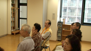 吉沢会長(中央)も真剣な表情で見つめる