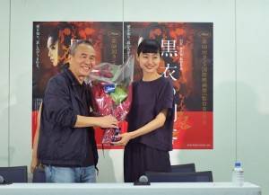 導演侯孝賢出席記者會，向日媒介紹電影《刺客聶隱娘》，在片中演出妻夫木聰妻子一角的忽那汐里（右）則登場獻花