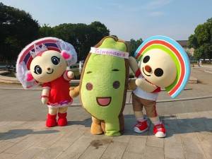 透過台灣祭活動，增加了不少粉絲的台灣達（中）及「ＯＰＥＮ小將」（右）和「ＰＬＥＡＳＥ美眉」（左），開心地在上野公園合影留念