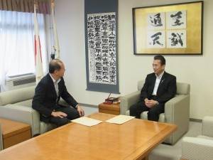 駐橫濱辦事處處長粘信士拜會靜岡縣濱松市市長鈴木康友,針對地方交流交換意見