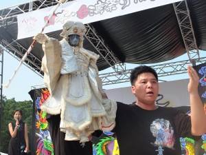 「台灣金宇園掌中劇」和民眾近距離表演布袋戲版本的變臉