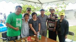 駐那霸辦事處處長蘇啟誠伉儷（右３、４）與琉球華僑總會會長張本光輝（右２）及僑會幹部合影