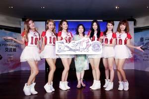 同記者会見に出席した石垣市観光大使の夏川りみさん（中央）とLamigo girls